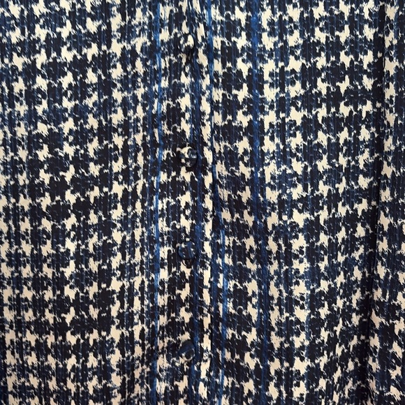 Tahari Blue & White Patterned Sleeveless Buttoned Blouse w/Tie in Front. Size 1X - Picture 3 of 11